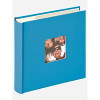 Blaues Hardcover-Buch mit kleinem quadratischem Fotoeinsatz auf dem Vorderdeckel, geschlossen und leicht angewinkelt dargestellt.