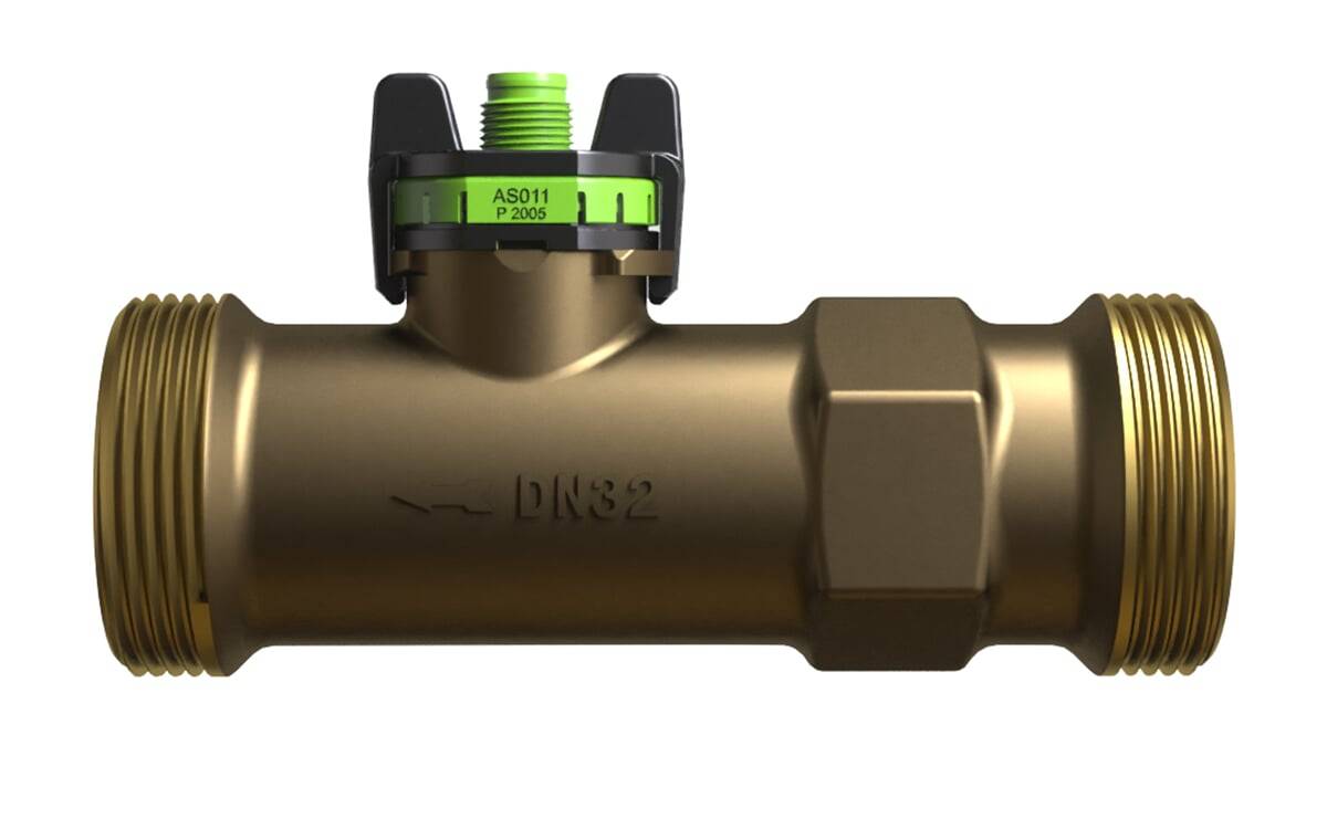 Ein Messingrohr mit der Bezeichnung 'DN32' und einem grünen Ventildeckel, auf dem 'AS011 P2005' markiert ist, was auf eine spezifische Anschluss- oder Verbindungsgröße hinweist.