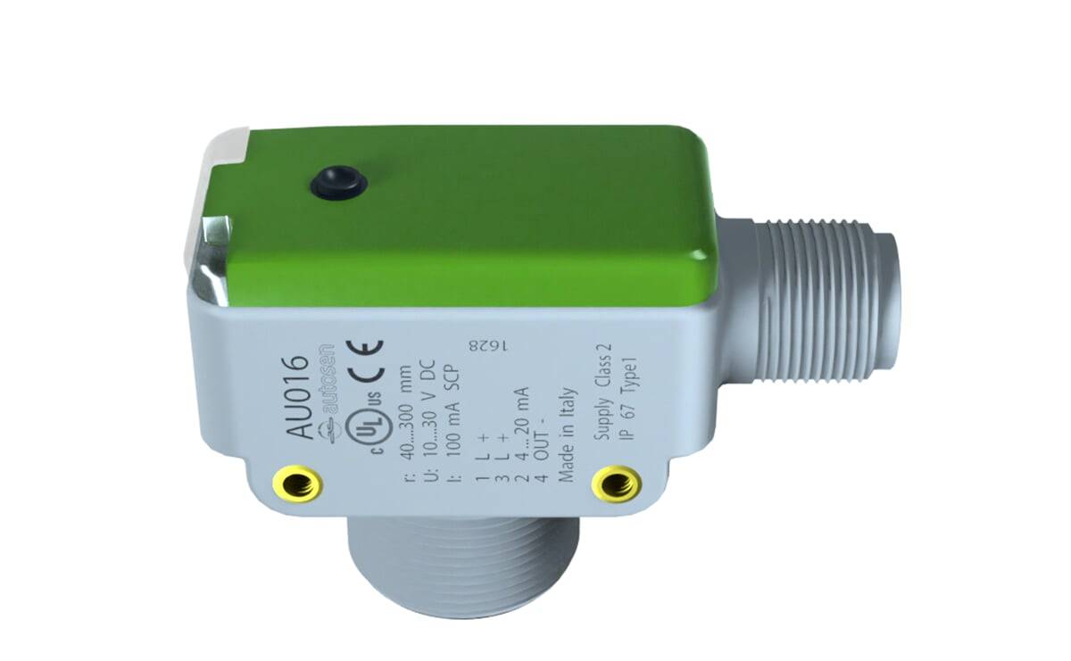 Ein rechteckiger industrieller Sensor mit einem grün-silbernen Gehäuse, auf dessen Oberfläche technische Spezifikationen und Zertifizierungslogos angebracht sind.