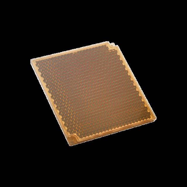 Eine Nahaufnahme eines Computer-Mikrochips auf schwarzem Hintergrund, die das komplexe Muster seiner Schaltkreise und Verbindungen hervorhebt.