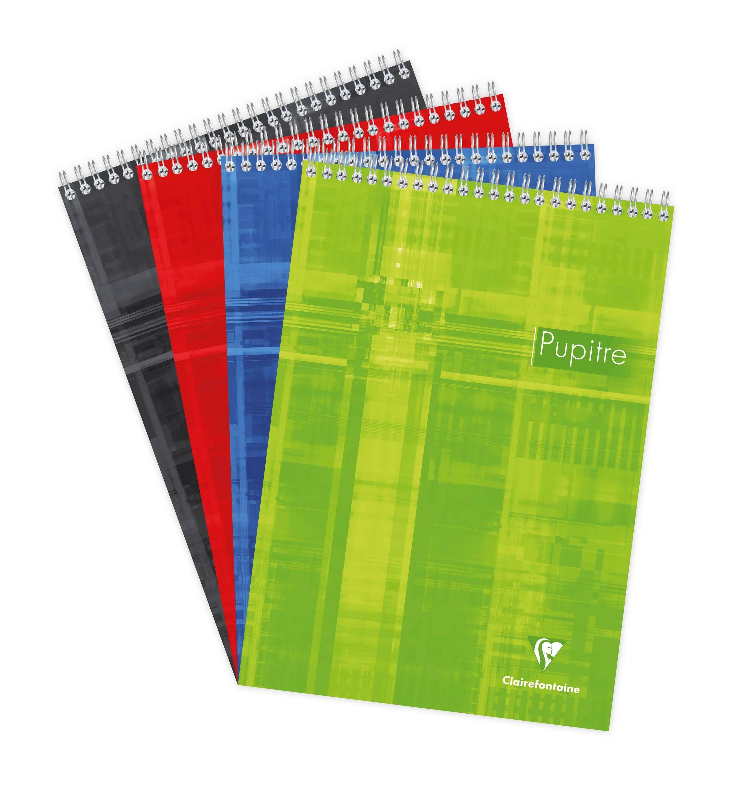 Vier spiralgebundene Notizbücher, aufgefächert in Schwarz, Rot, Blau und Grün, wobei das grüne Deckblatt mit „Pupitre
