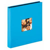 Blaues Fotoalbum mit einem kleinen quadratischen Titelbild von vier Gesichtern.