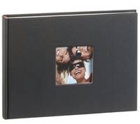 Schwarzes Fotoalbum mit einem kleinen quadratischen Fenster auf dem Umschlag, das ein lächelndes Gruppenfoto zeigt.