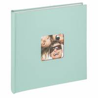Mintgrünes Fotoalbum oder Scrapbook mit einem kleinen quadratischen Fenster, das zwei lächelnde Menschen mit Sonnenbrille zeigt.