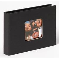 Schwarzes Fotoalbum oder Scrapbook mit einem kleinen quadratischen Fenster auf dem Einband, das drei lächelnde Menschen mit Sonnenbrillen zeigt.
