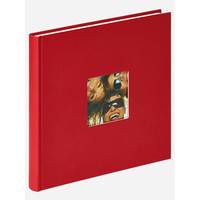 Rotes Hardcover-Fotoalbum mit kleinem quadratischem Deckelfoto von lächelnden Menschen.