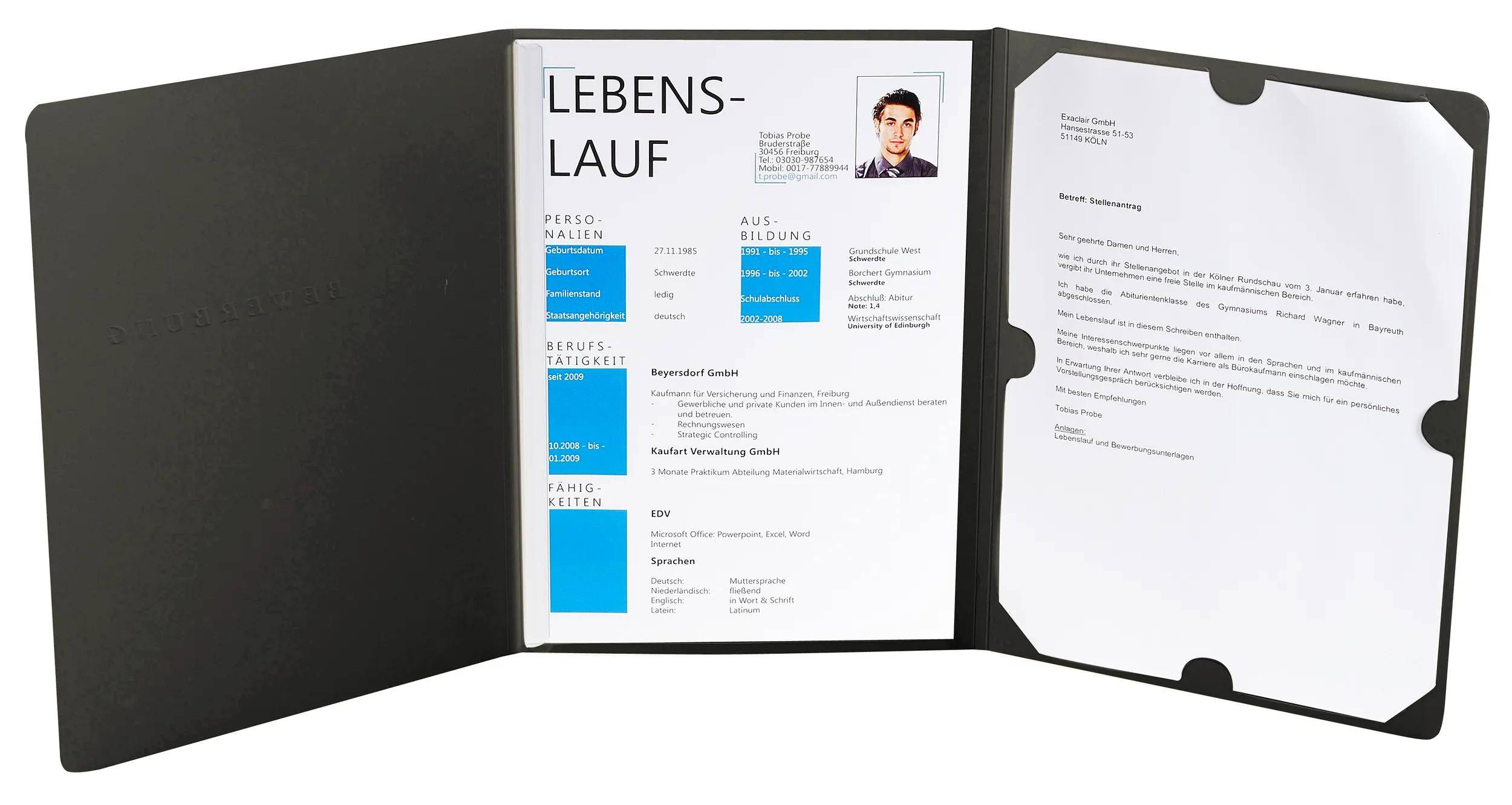 Ein Lebenslauf, der in einem offenen Ordner ausgelegt ist und persönliche Details, Berufserfahrung bei der 'Lebenslauf GmbH' sowie Bildungshintergrund hervorhebt.