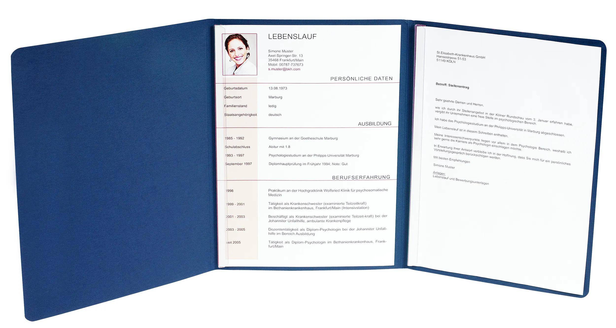 Ein offener Ordner, der einen deutschen 