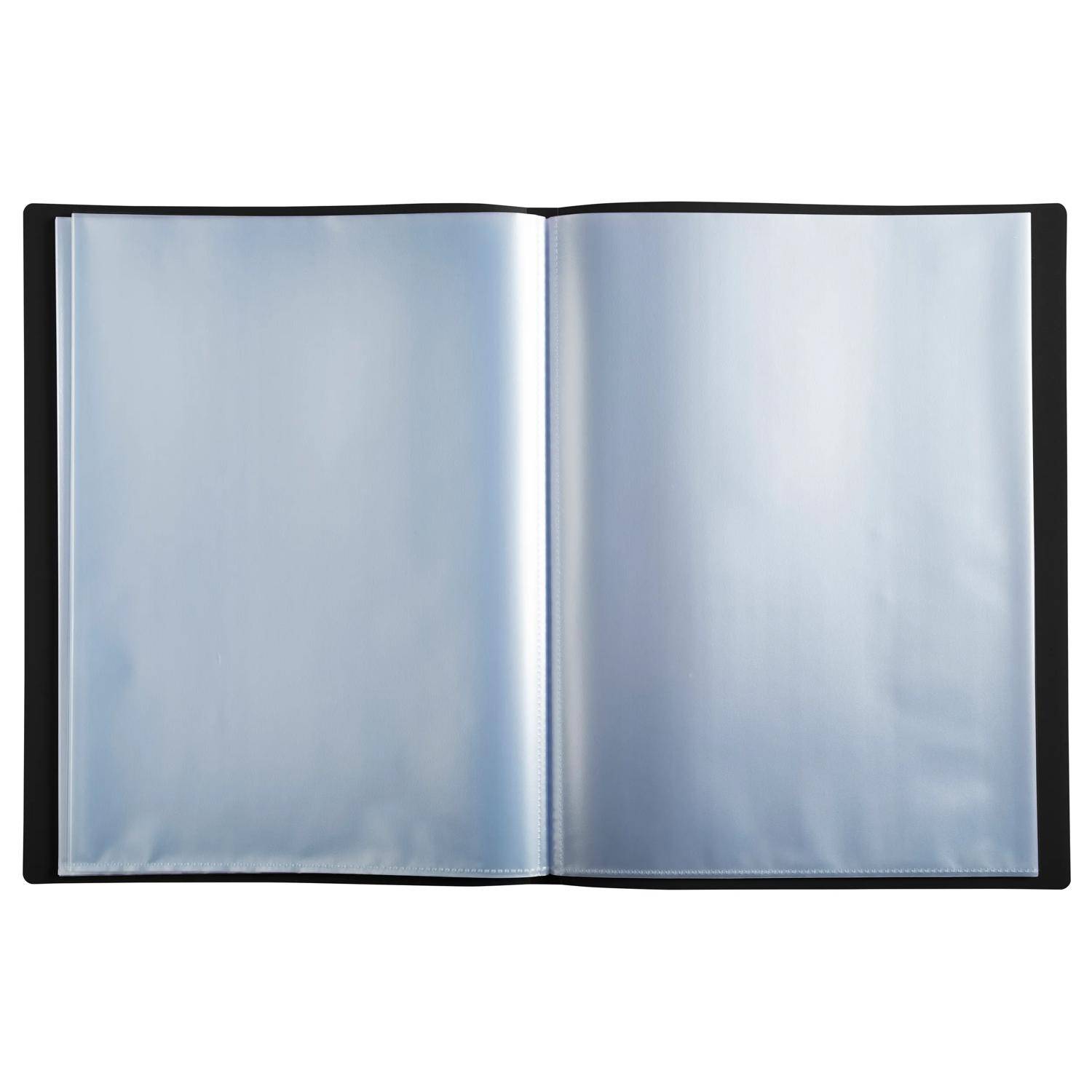 Offenes leeres schwarzes Fotoalbum mit zwei leeren durchsichtigen Kunststoffseiten auf weißem Hintergrund.