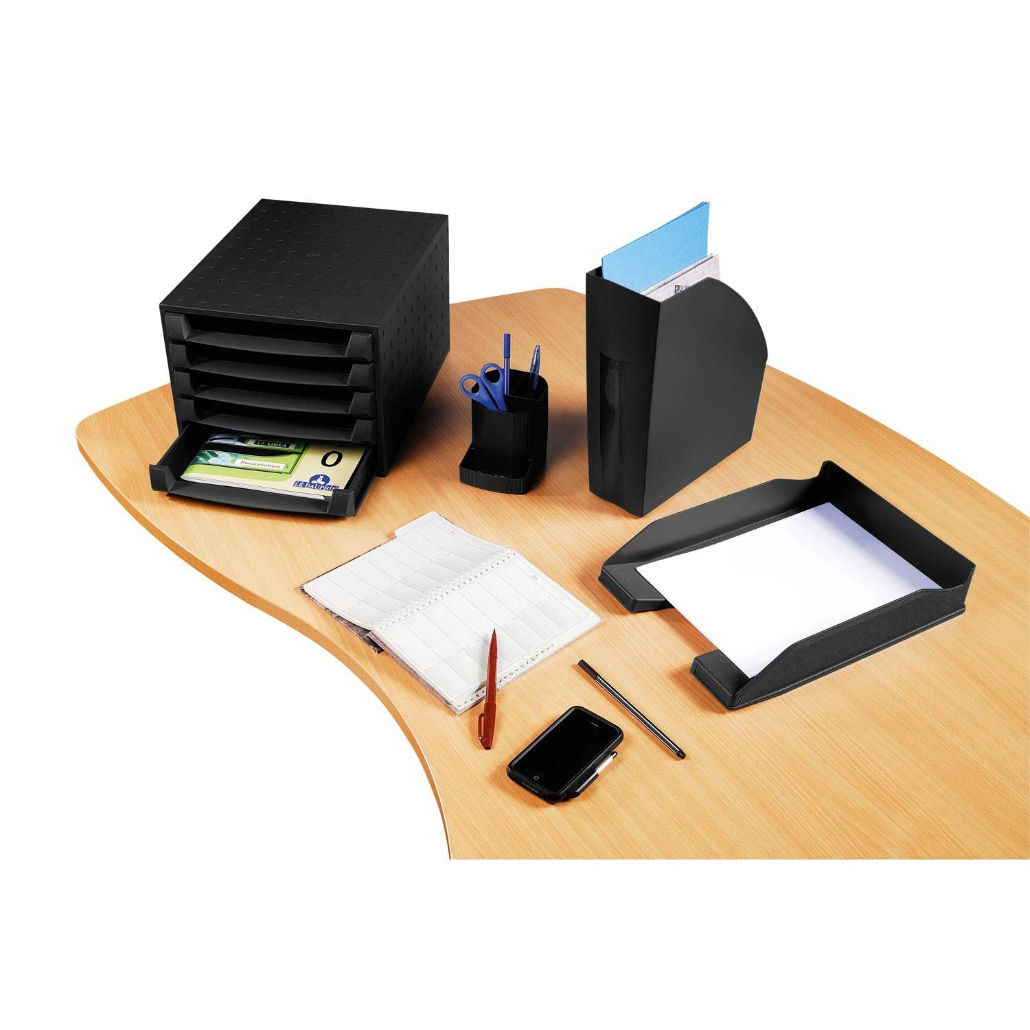 Schreibtisch im Büro mit schwarzen Aktenkörben, Stifthalter, Notizblock, Stift und Smartphone auf einem Holztisch.