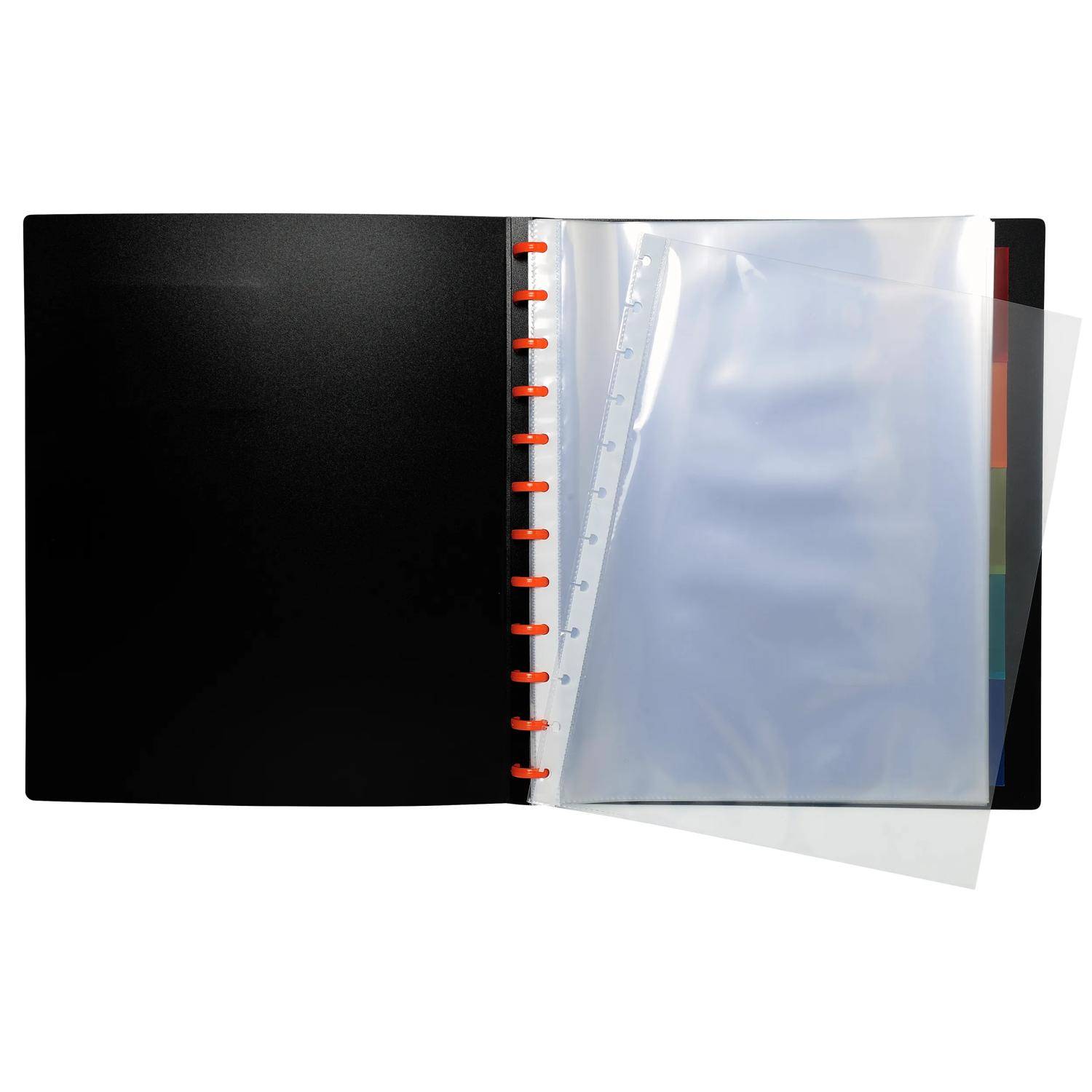 Offener Ordner mit schwarzem Umschlag, orangefarbenen Ringen und durchsichtigen Kunststofftaschen, die Trennblätter oder Seiten halten.