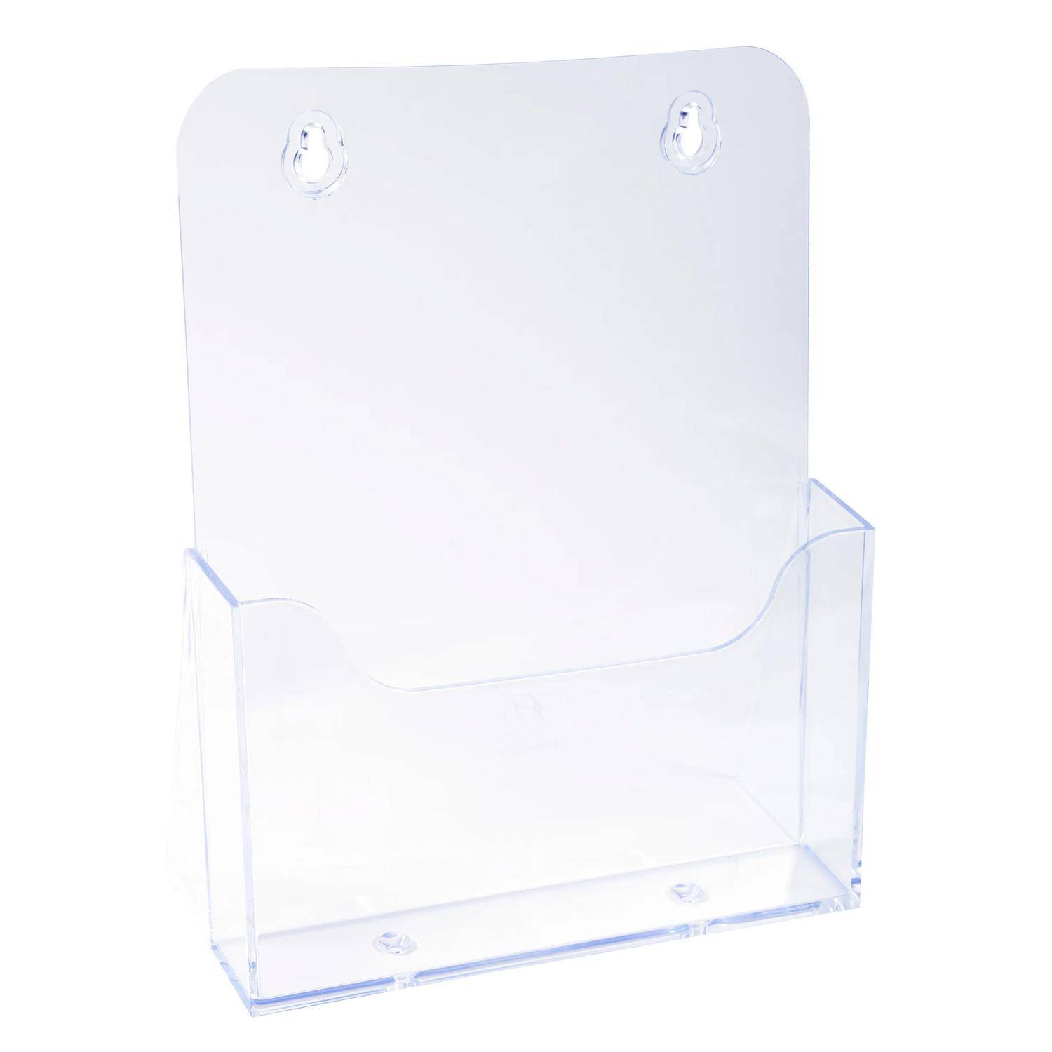 Transparenter, an der Wand montierter Acryl-Prospektständer mit einer vorderen Tasche und zwei oberen Aufhängelöchern auf weißem Hintergrund.