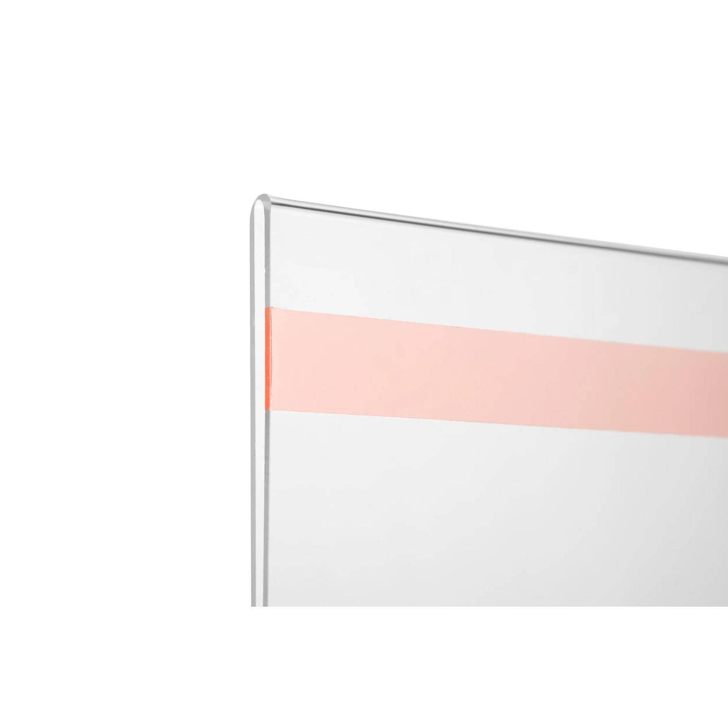 Nahaufnahme eines transparenten Acrylpanels mit einem blassrosa horizontalen Streifen in der Nähe der Oberseite, vor einem weißen Hintergrund gezeigt.