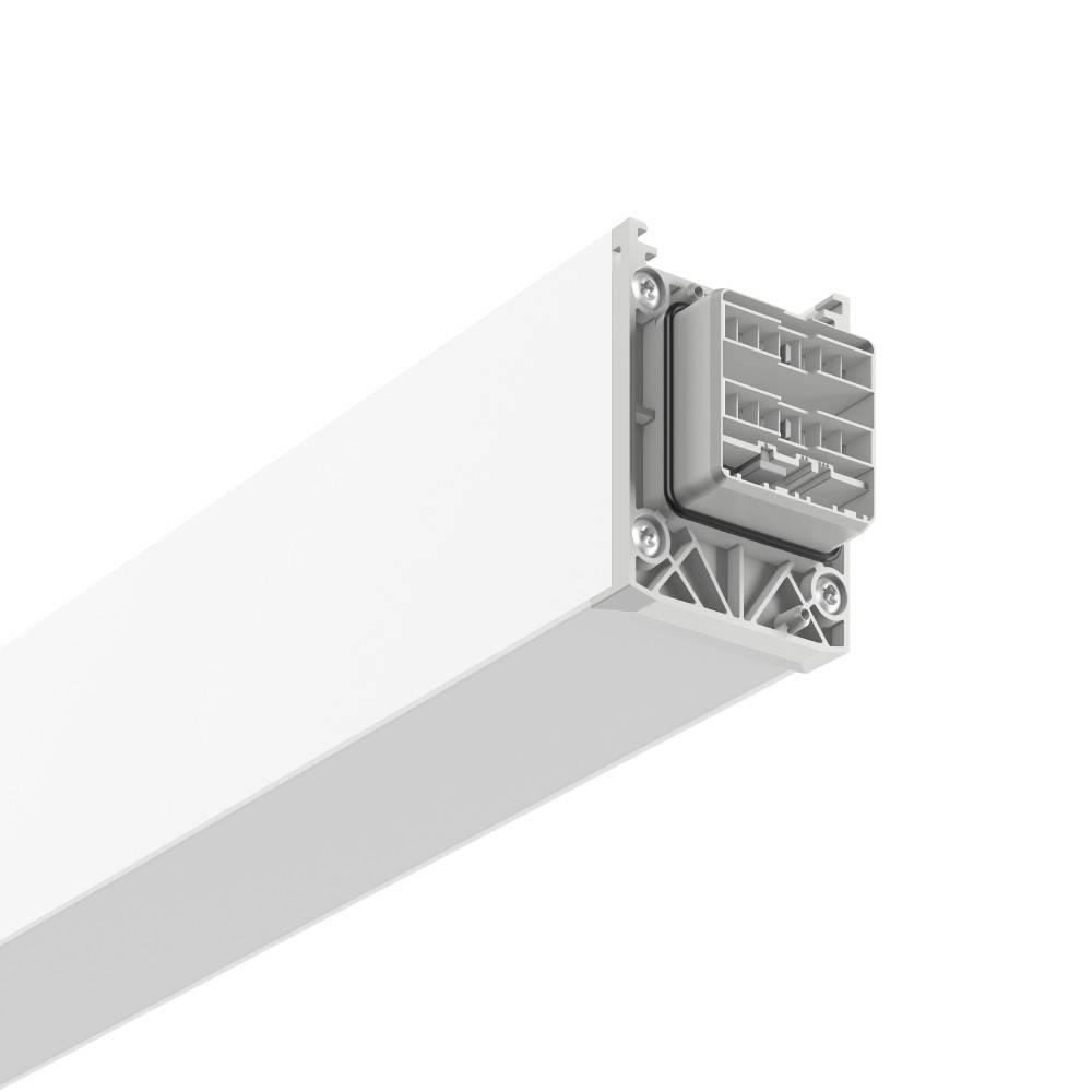 Ein rechteckiges weißes Aluminium-LED-Profilgehäuse für LED-Streifen, das seinen Befestigungsbügel und Anschluss an einem Ende zeigt, geeignet für Innenbeleuchtung.