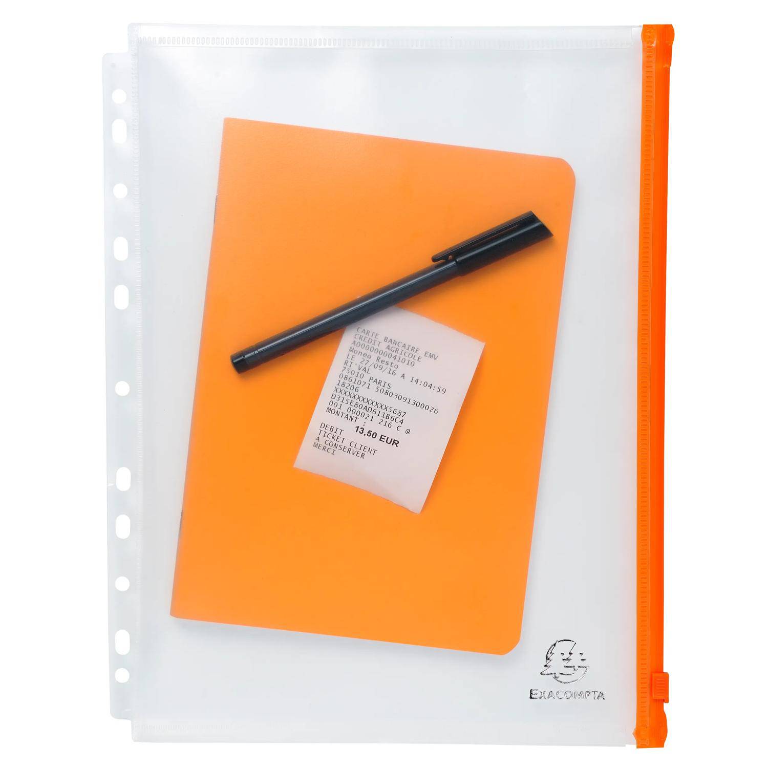 Durchsichtige Kunststoff-Dokumententasche mit Reißverschluss mit einem orangefarbenen Ordner, schwarzem Stift und Quittung im Inneren, von oben betrachtet.
