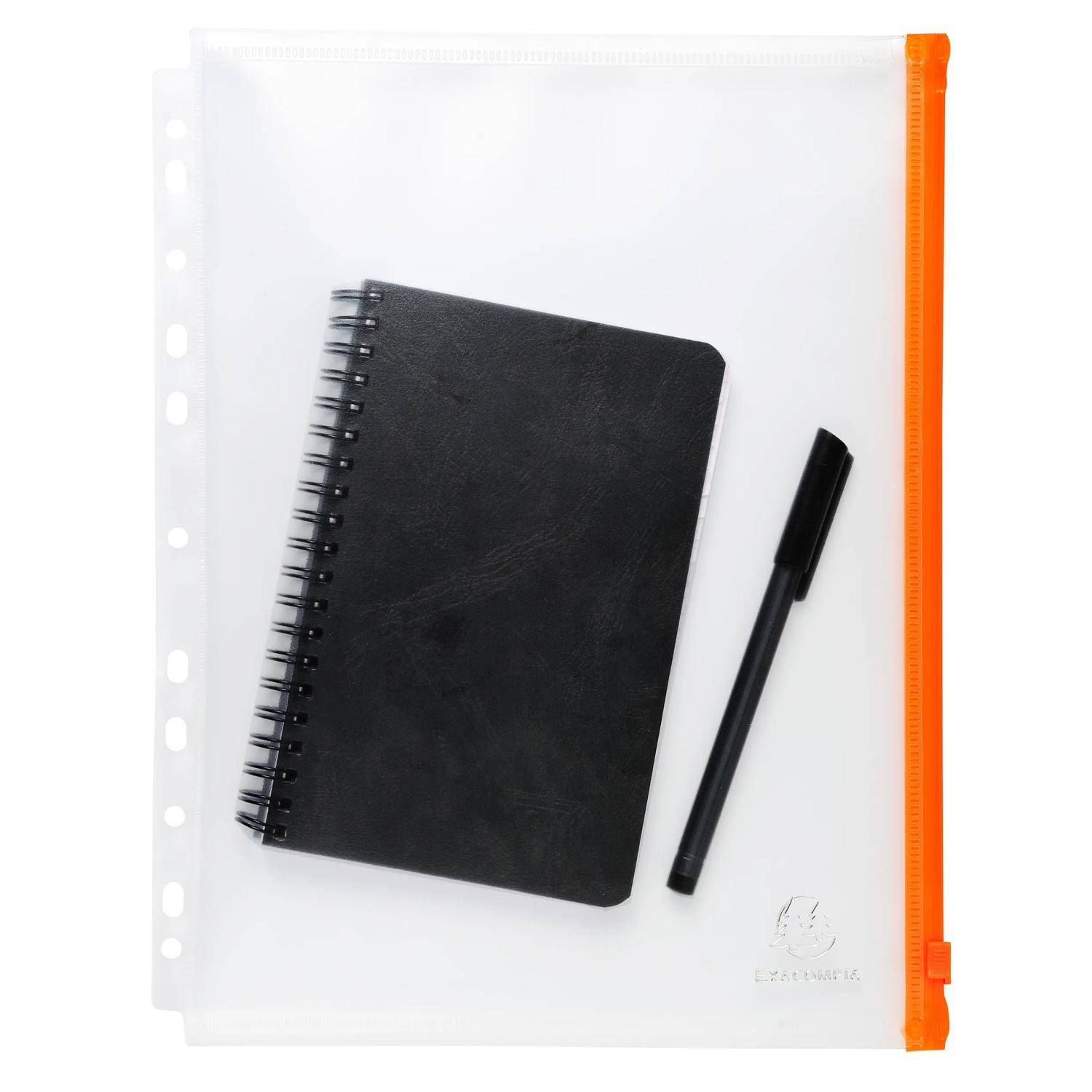Schwarzes Spiralnotizbuch und Stift in einer durchsichtigen Reißverschlusstasche aus Kunststoff mit orangefarbenem Reißverschluss auf weißem Hintergrund.