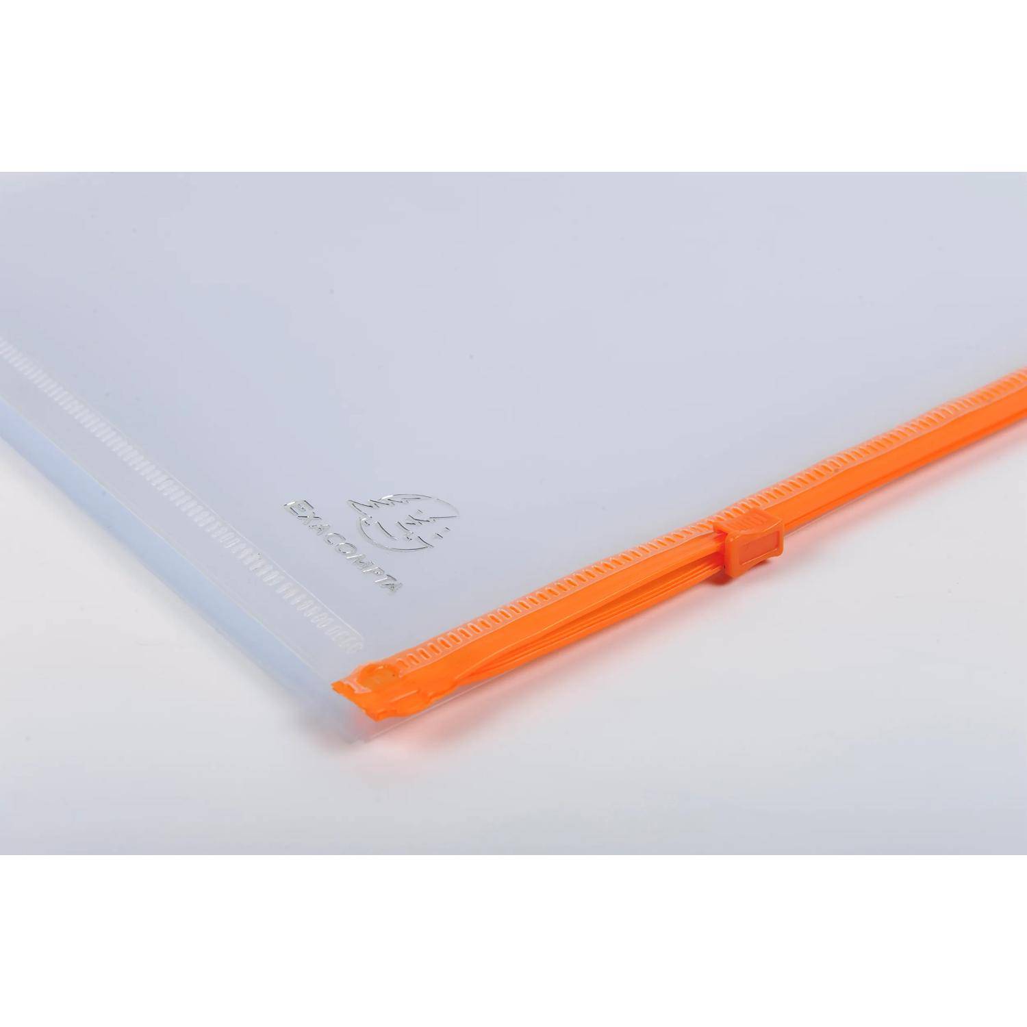 Nahaufnahme einer durchsichtigen Kunststoffbeutel mit Reißverschluss mit orangefarbenem Reißverschluss, dargestellt auf einem schlichten hellen Hintergrund.