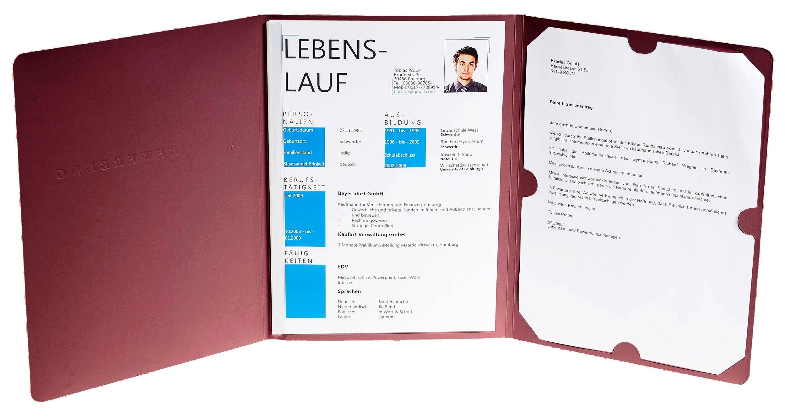 Ein Lebenslauf in einem offenen Ordner enthält ein Foto und Abschnitte für persönliche Informationen, Ausbildung, Berufserfahrung und Fähigkeiten, mit blauen Hervorhebungen.
