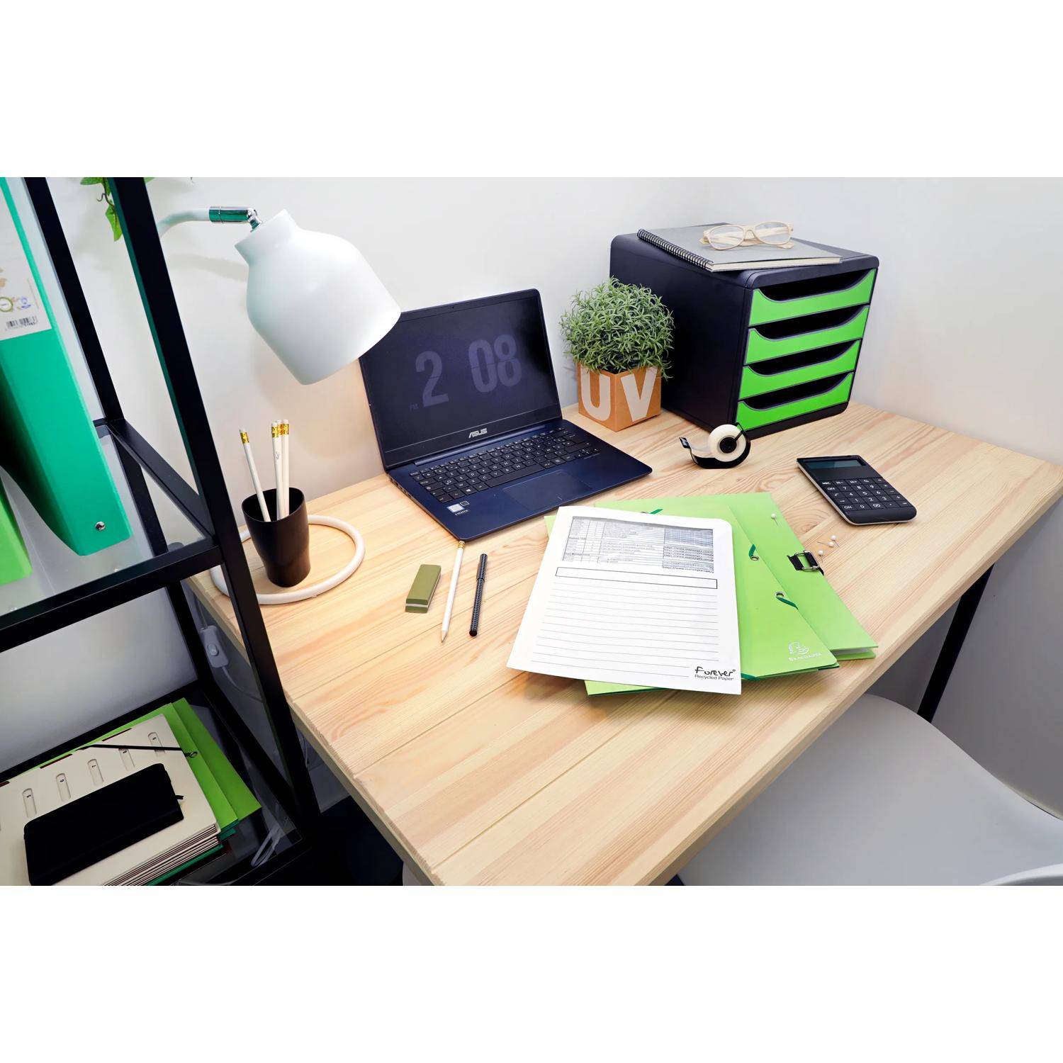 Ein ordentlicher Schreibtisch mit einem Laptop, aufgeschlagenen Papieren, Taschenrechner, Lampe, Stiftbecher, Pflanze, Dateien und Brille, was auf einen organisierten Arbeitsplatz hindeutet.