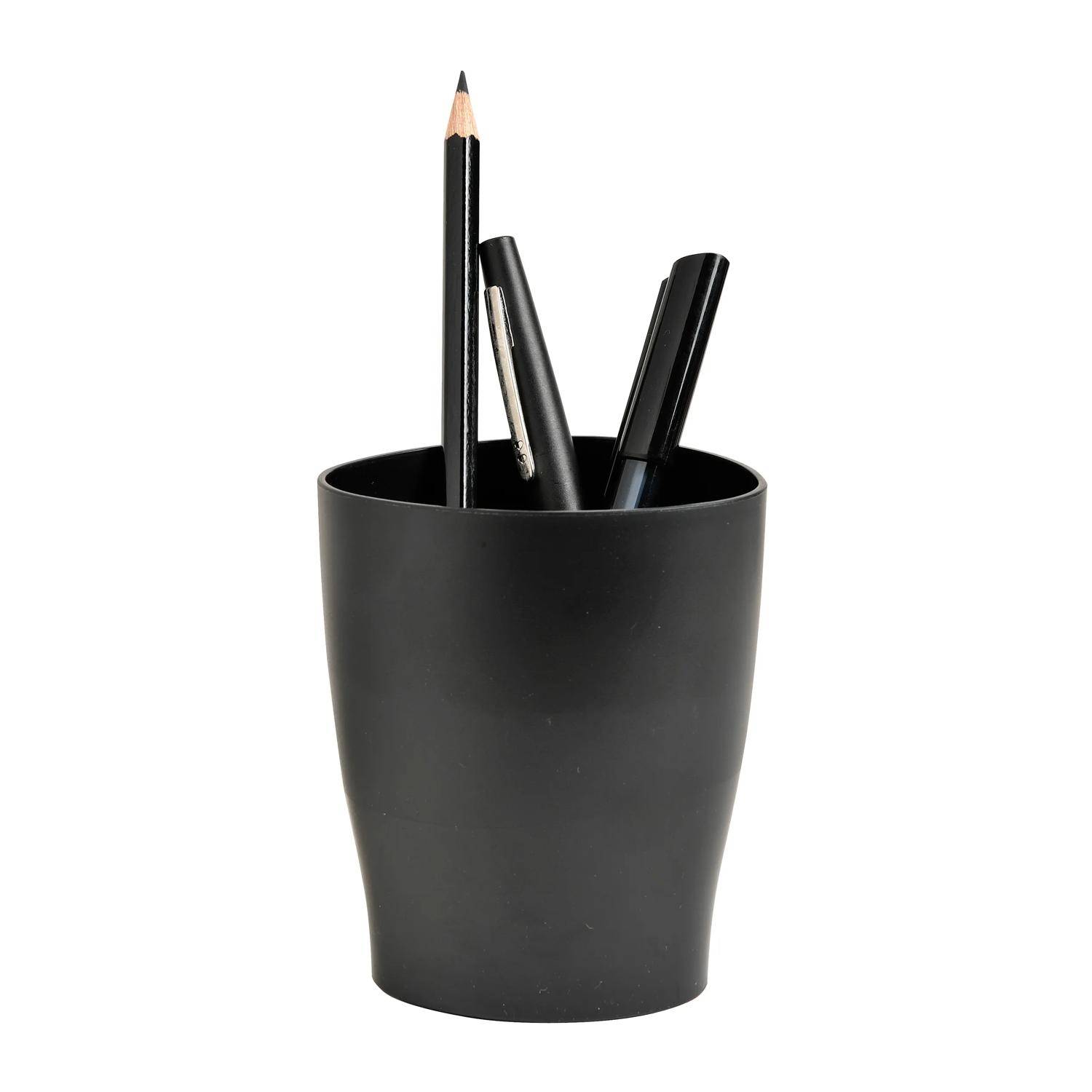 Schwarzer Stifthalter mit einem Bleistift und zwei Stiften auf weißem Hintergrund.