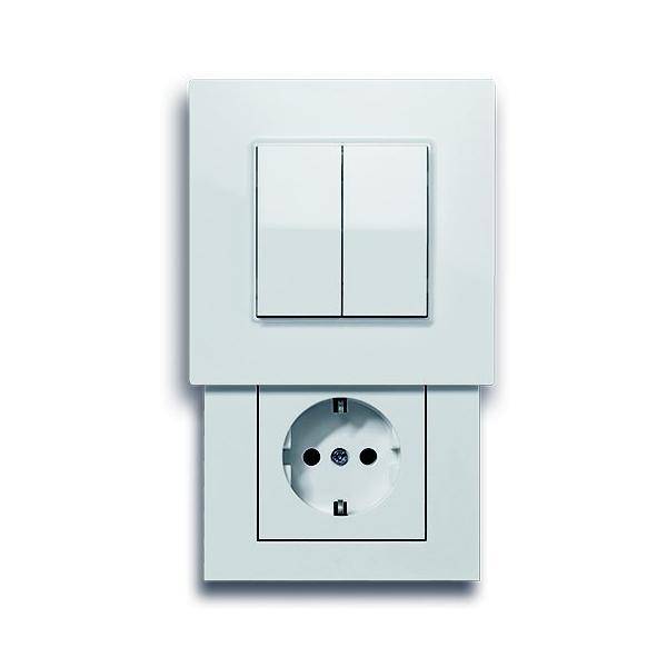 Eine weiße Elektroschalter- und Steckdosenkombination auf weißem Hintergrund, mit zwei Schaltern über einer standardmäßigen europäischen Steckdose.