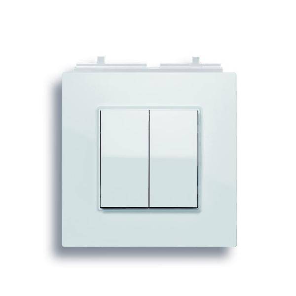 Ein weißer, doppelter Lichtschalter auf einem einfarbigen Hintergrund, in der Mitte positioniert, mit einem modernen, minimalistischen Design.