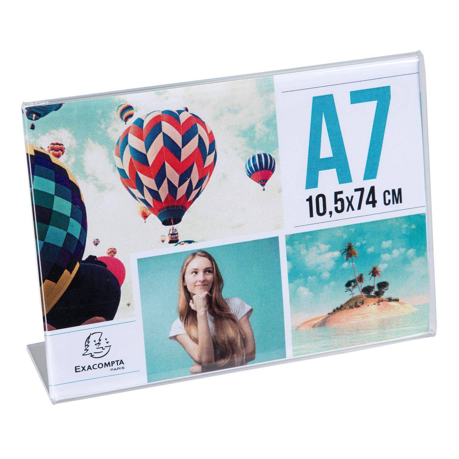 Ein klares Acryl-Tischgestell-Fotorahmen/Display für A7-Einschübe, das Beispielbilder und den Text „A7 10,5x74 CM" mit dem Exacompta-Logo zeigt.