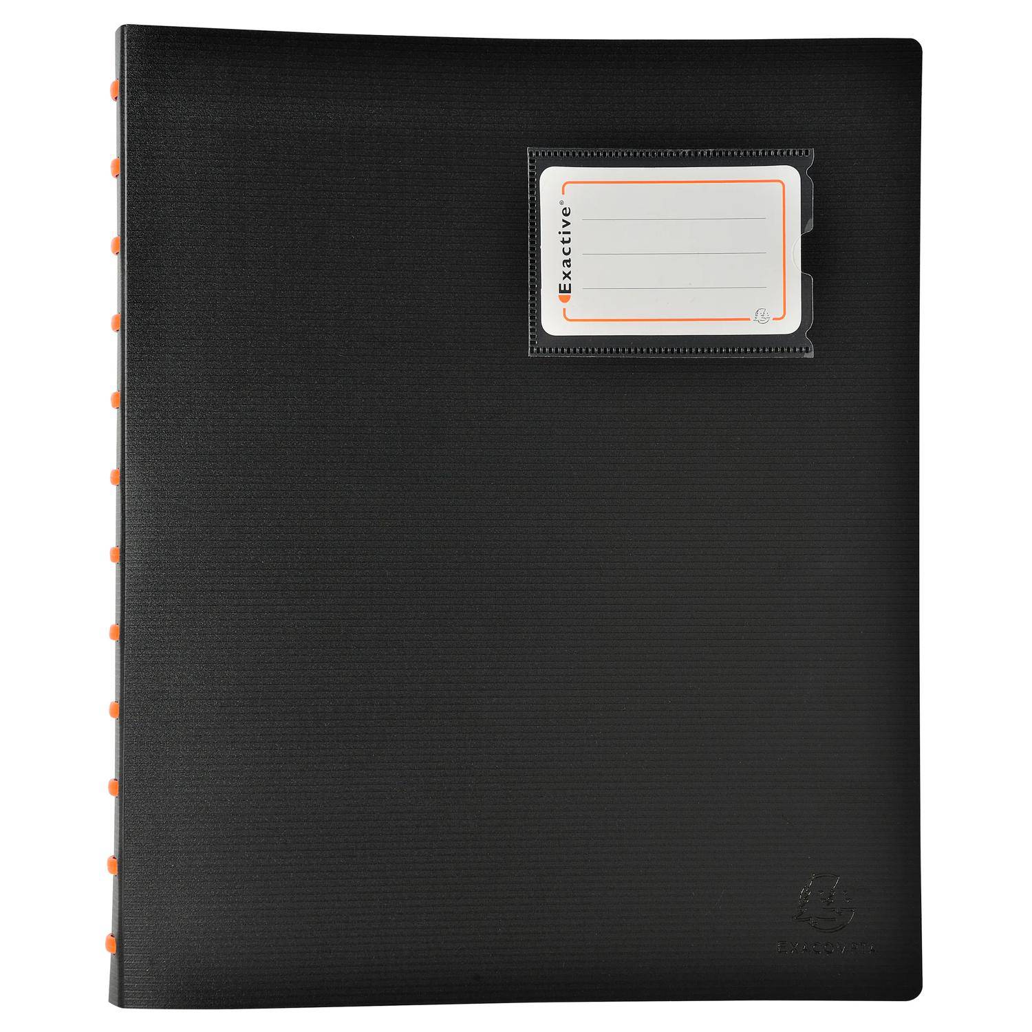 Schwarzes Spiralnotizbuch mit orangefarbenen Reitern und einer kleinen Beschriftungstasche mit der Aufschrift 