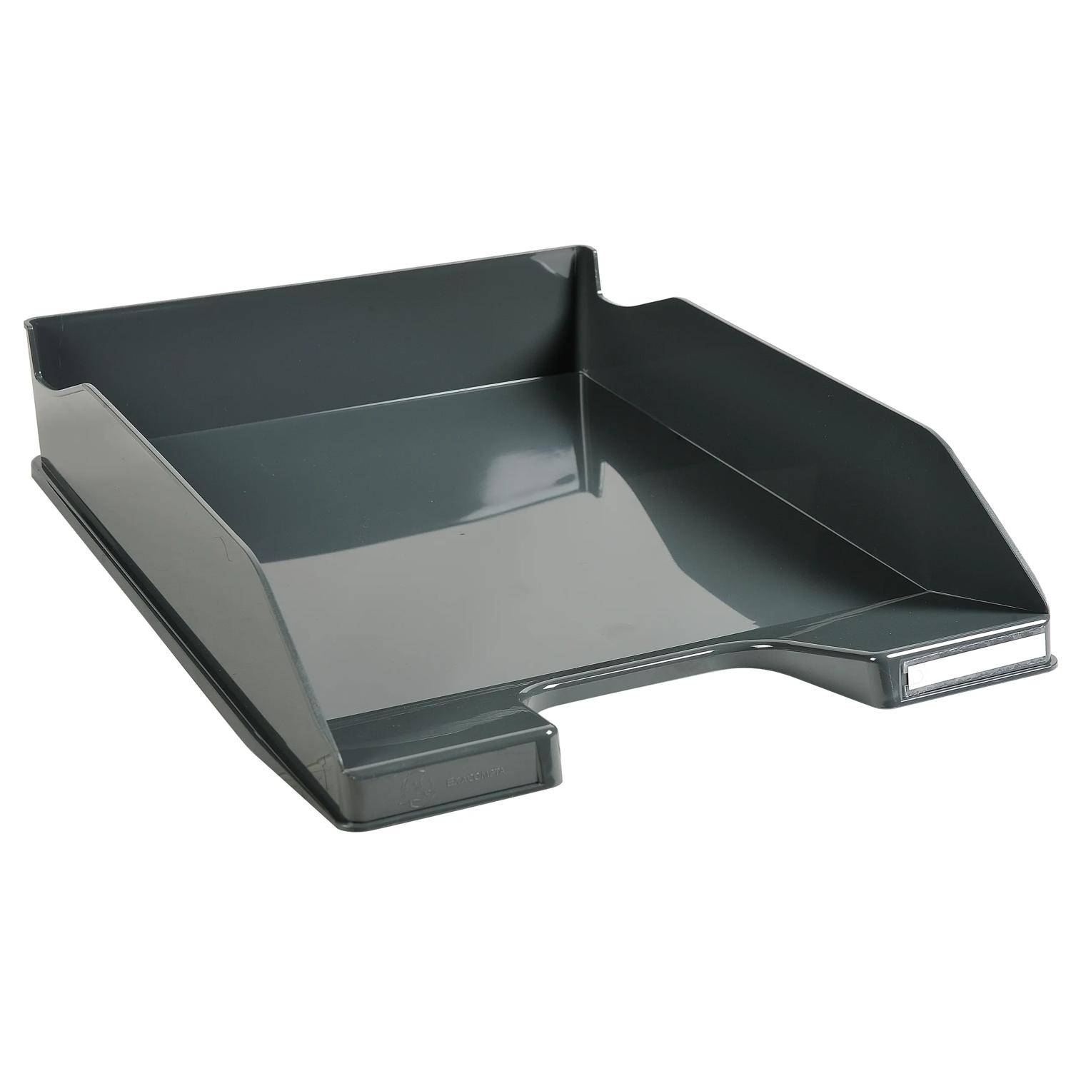 Dunkelgraues Kunststoff-Schreibtisch-Papierfach mit vorderem Etikettenhalter, shown auf weißem Hintergrund.