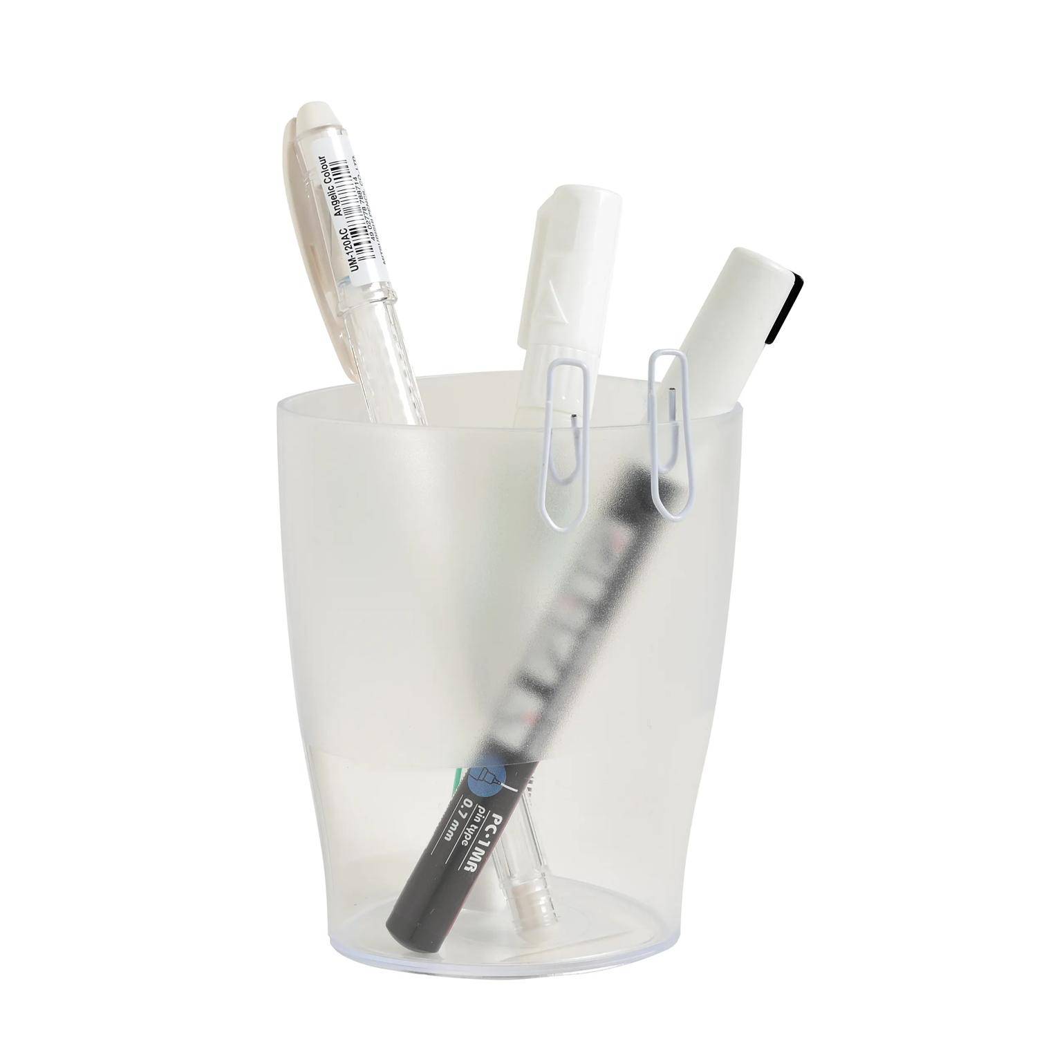 Transparenter Kunststoffbecher mit Stiften und einem Marker auf weißem Hintergrund.