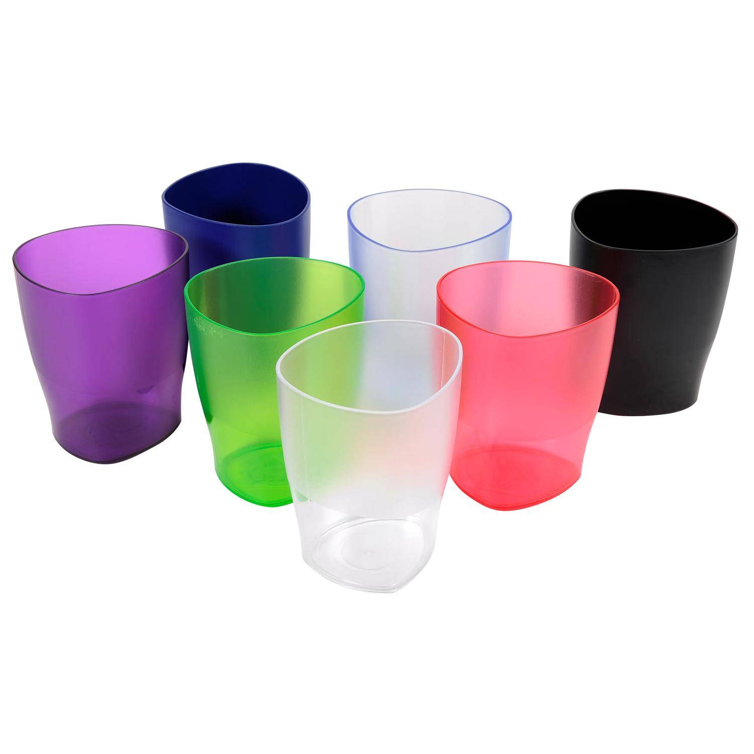 Sechs farbige durchscheinende Trinkbecher in Lila, Blau, Grün, Transparent, Rosa und Schwarz auf weißem Hintergrund angeordnet.