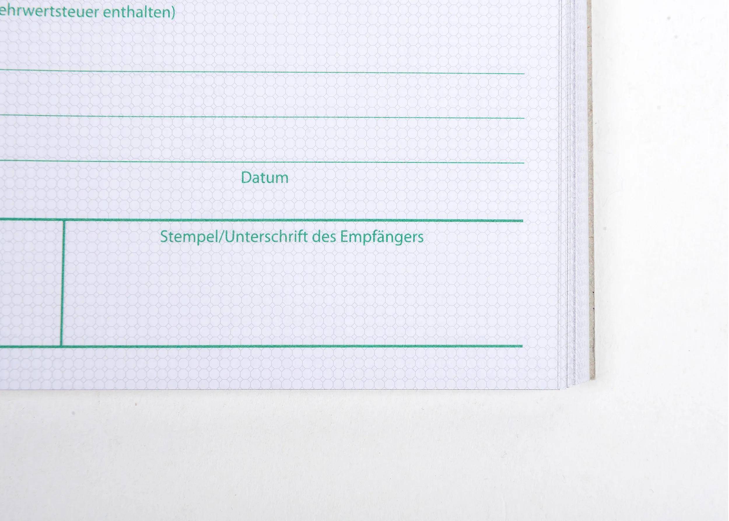 Eine Nahaufnahme eines Formulars mit beschrifteten Abschnitten für 'Datum' und 'Stempel/Unterschrift des Empfängers', mit einem Gitternetzstrukturbild im Hintergrund.