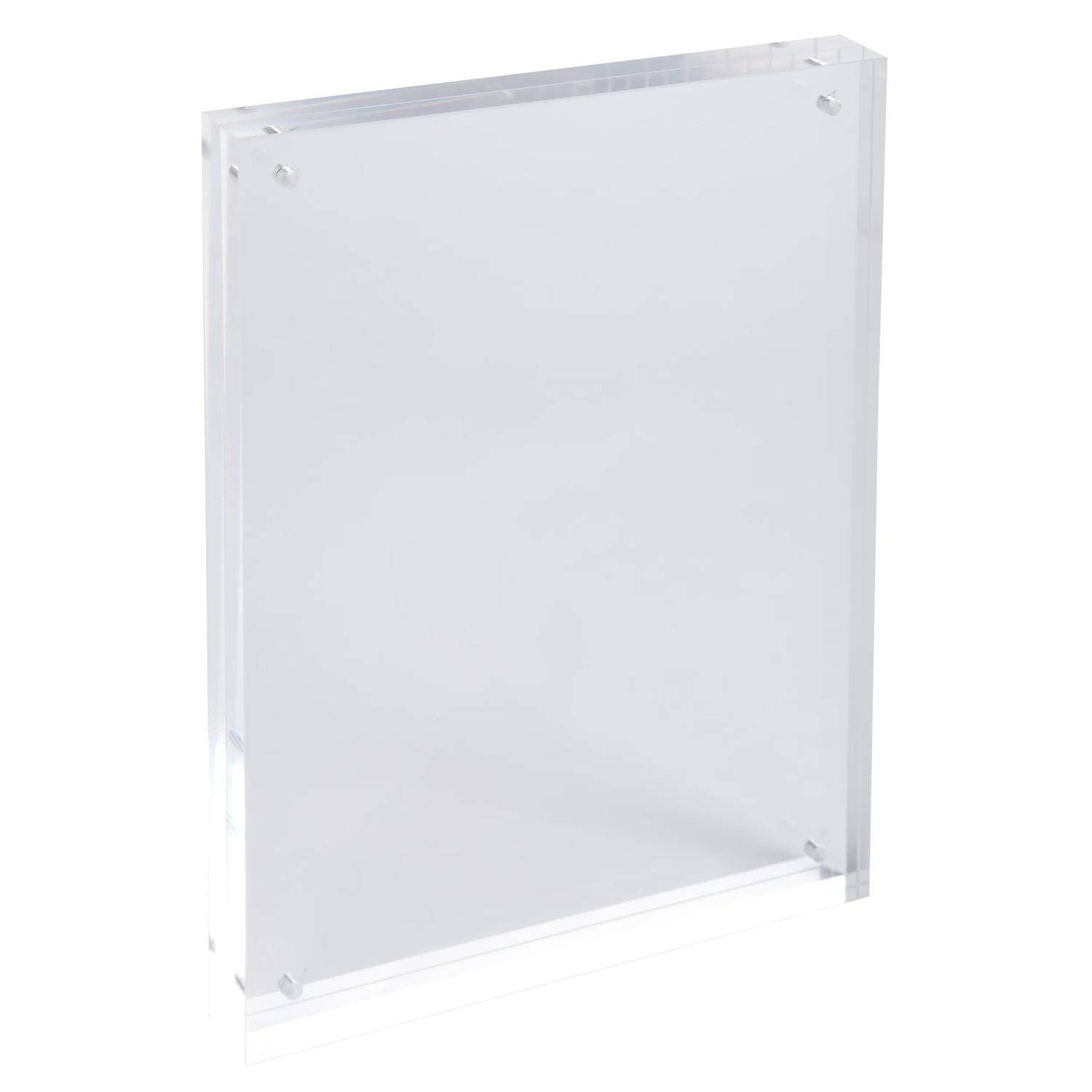 Transparenter Acryl-Wandmontageschild-Halter mit einer leeren Einschubtasche, dargestellt auf weißem Hintergrund.