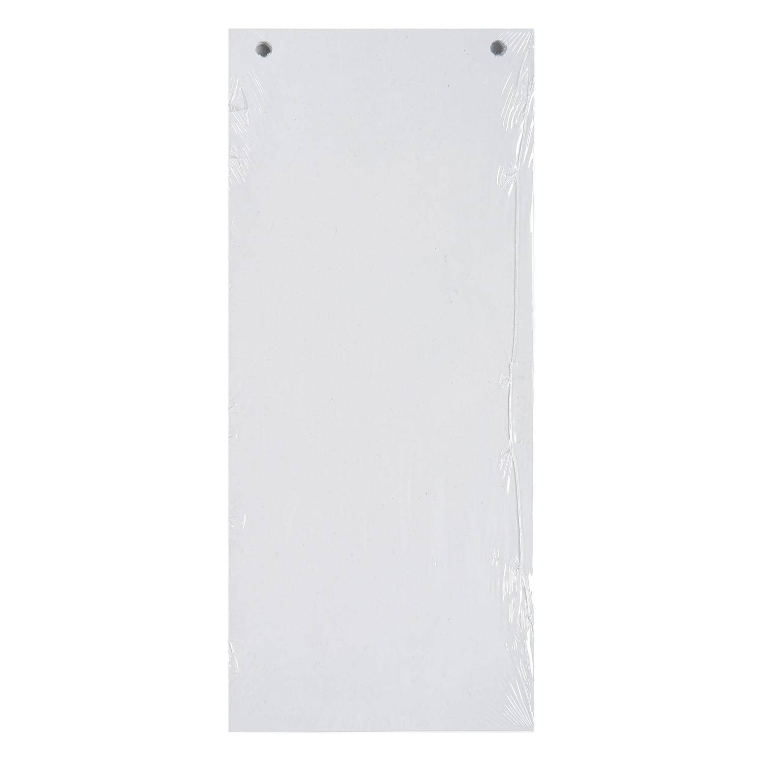 Leeres weißes rechteckiges Schild oder Panel mit zwei Befestigungslöchern an den oberen Ecken, in klare Kunststofffolie eingewickelt.