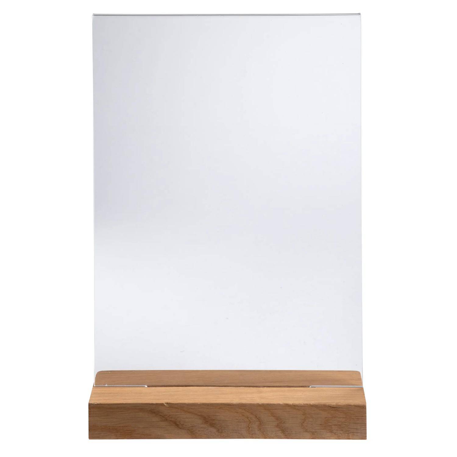 Leeres transparentes Acryl-Ausstellungsschild mit Holzsockel auf weißem Hintergrund.