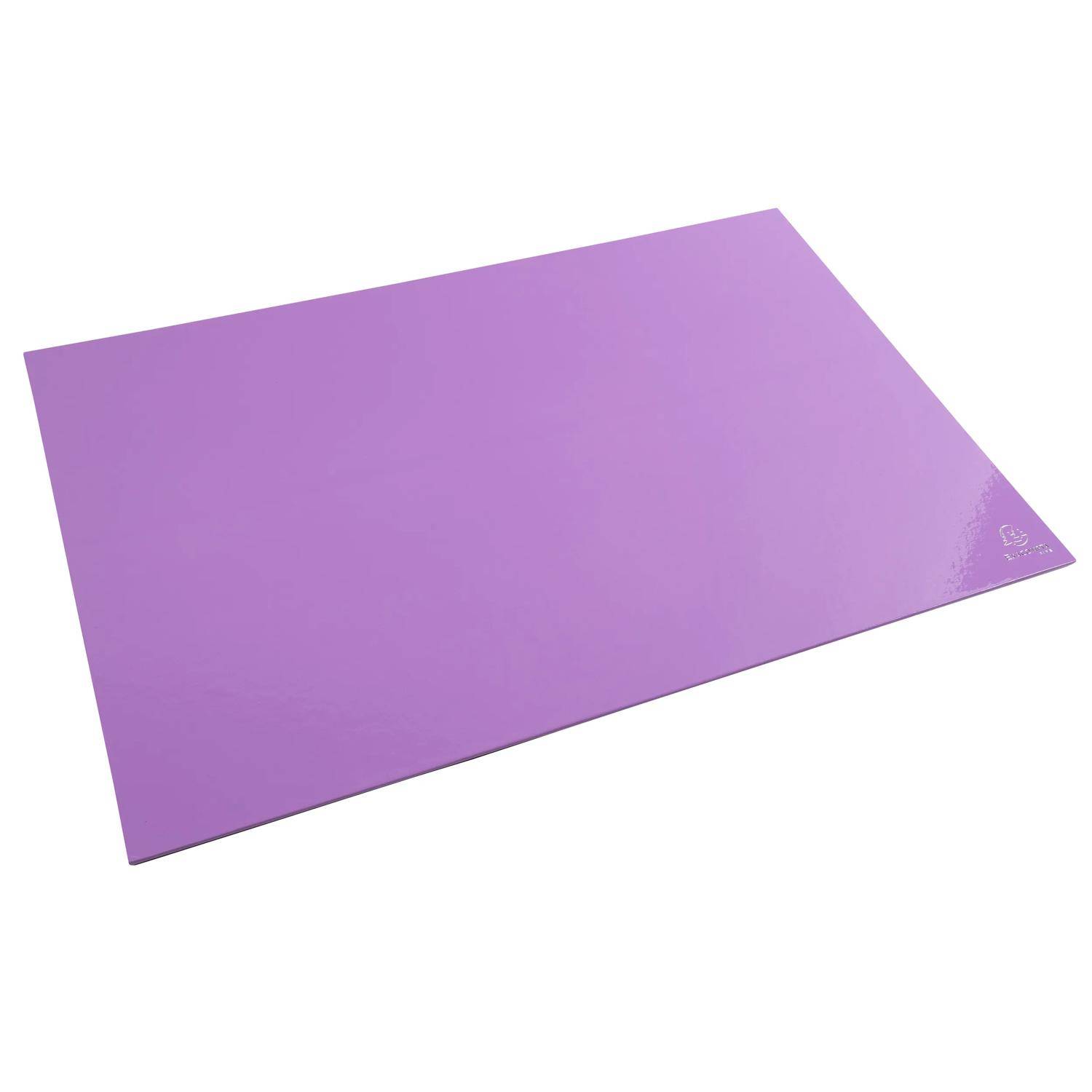 Violette rechteckige Yogamatte auf weißem Hintergrund, in einem Winkel dargestellt.