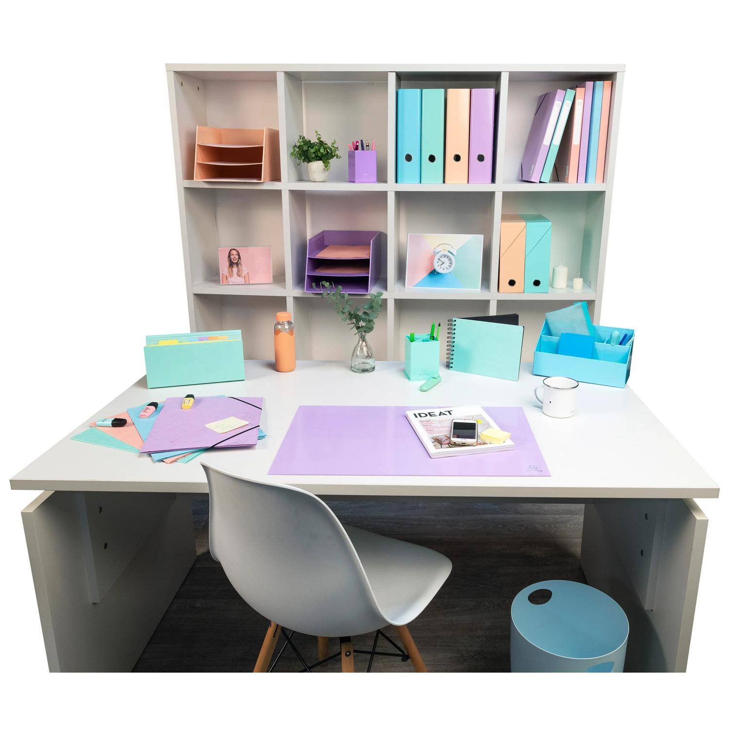 Ein ordentlicher moderner Büroschreibtisch mit einem Stuhl, Regalen mit pastellfarbenen Ordnern und Ablagefächern sowie ausgebreiteten Papieren und Mappen zur Arbeit.