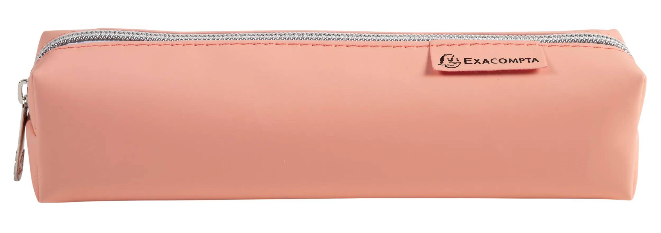 Ein rosa Reißverschlussbeutel mit einem kleinen schwarzen Logo in der oberen rechten Ecke.