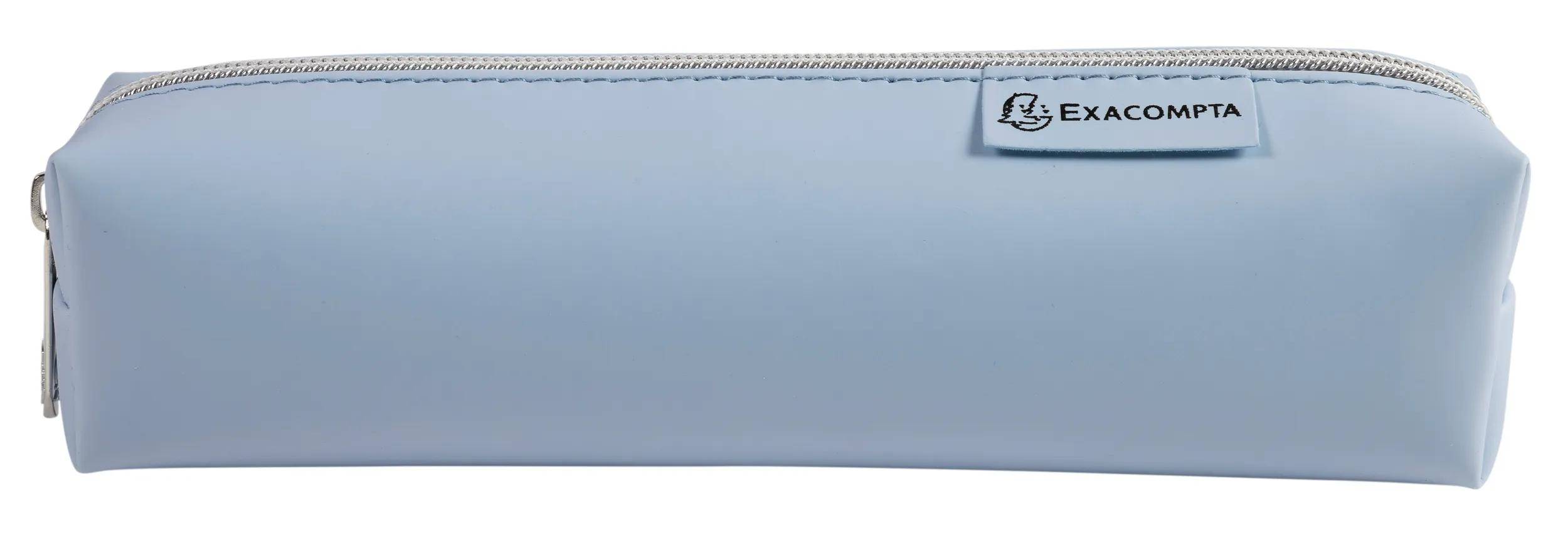 Ein hellblaues Etui mit einem kleinen Anhänger, auf dem ein einfaches Cartoon-Gesicht abgebildet ist.