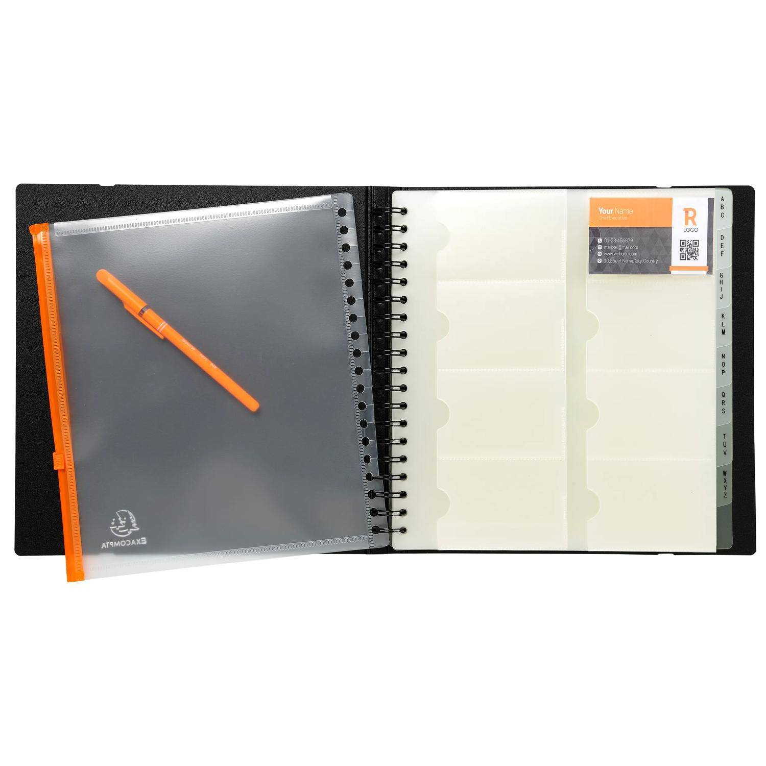 Offener schwarzer Spiralbinder mit transparentem Umschlag, orangefarbener Stift und cremefarbene Trennblätter mit beschrifteten Registerkarten und einem kleinen QR-Code-Etikett.