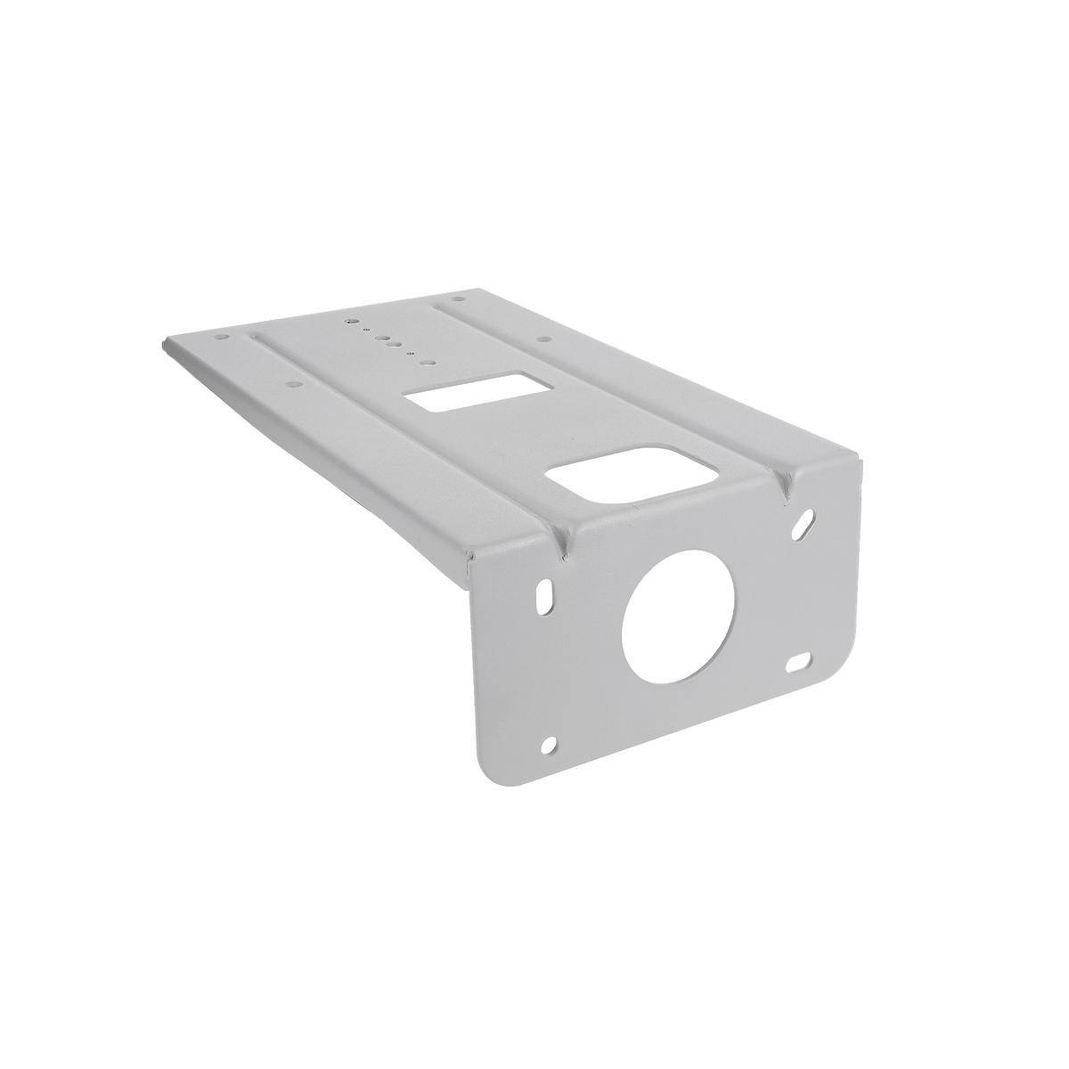 Eine weiße Metallhalterung mit mehreren Befestigungslöchern und einer kreisförmigen Aussparung, die zum Stützen oder Befestigen von Geräten oder Ausrüstungen konzipiert ist.