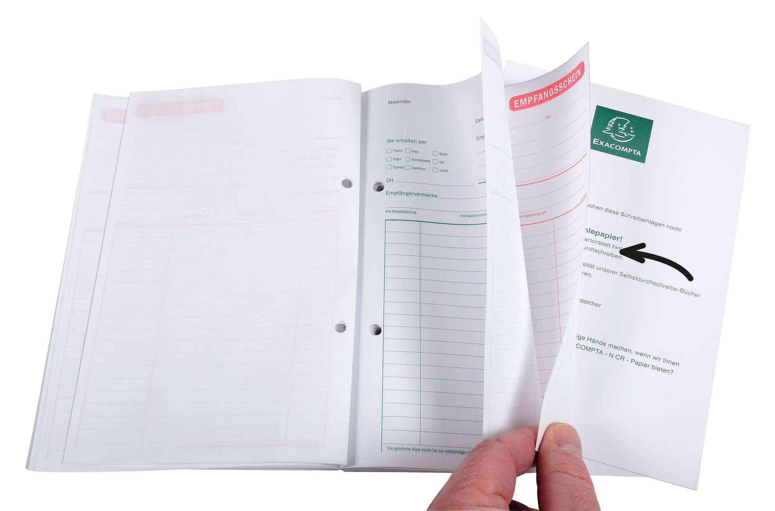 Eine Hand einer Person hält einen Aktenordner offen, in dem verschiedene Formulare und Quittungen ausgebreitet sind, was auf Organisations- oder Dokumentationstätigkeiten hindeutet.