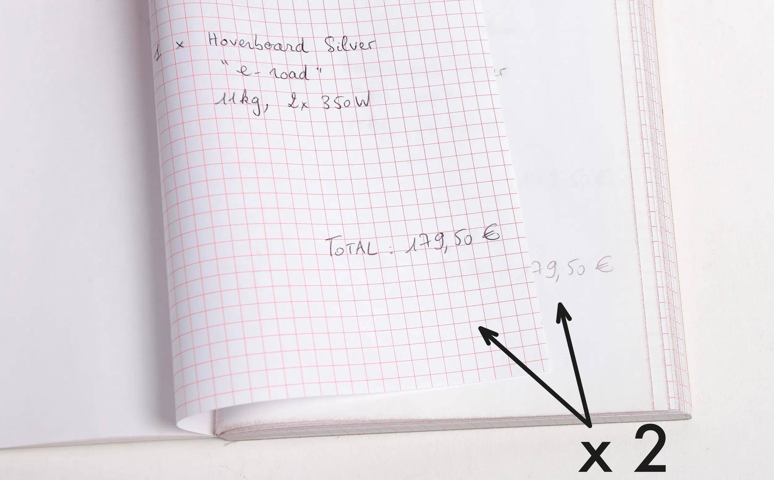 Ein Notizbuchblatt mit handschriftlichem Text: '1 x Hoverboard Silber e-road, 1 x 350W, Gesamt 179,50 €'. Ein Pfeil zeigt auf eine Preiskorrektur.