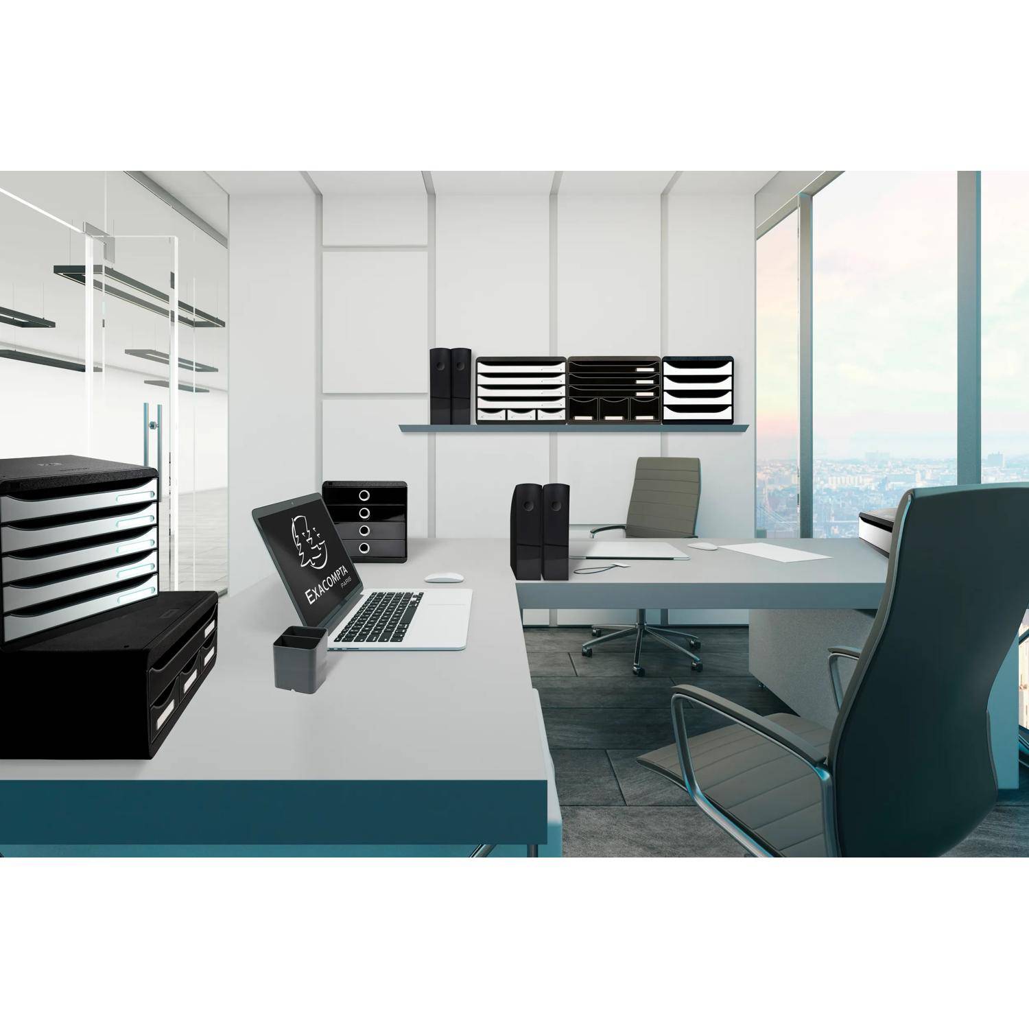 Modernes Büro mit Schreibtischen, Stühlen, Laptop, Dateiorganizern und großen Fenstern mit Blick auf eine Stadtsilhouette.