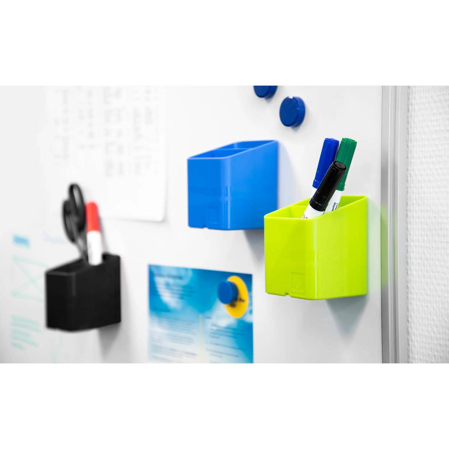 Bunte Kunststoffhalter mit Markern und Stiften, die an einem Whiteboard befestigt sind, zusammen mit einer angehefteten Notiz und Magnetknöpfen.