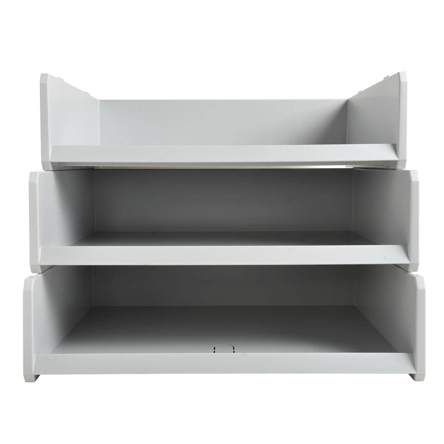 Dreistufiges graues Retail-Display-Regalgerüst mit leeren Tabletts und erhöhten Seitenpaneelen, dargestellt auf weißem Hintergrund.