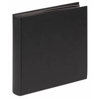 Schwarzes Hardcover-Buch oder Ordner geschlossen auf einem schlichten weißen Hintergrund stehend.