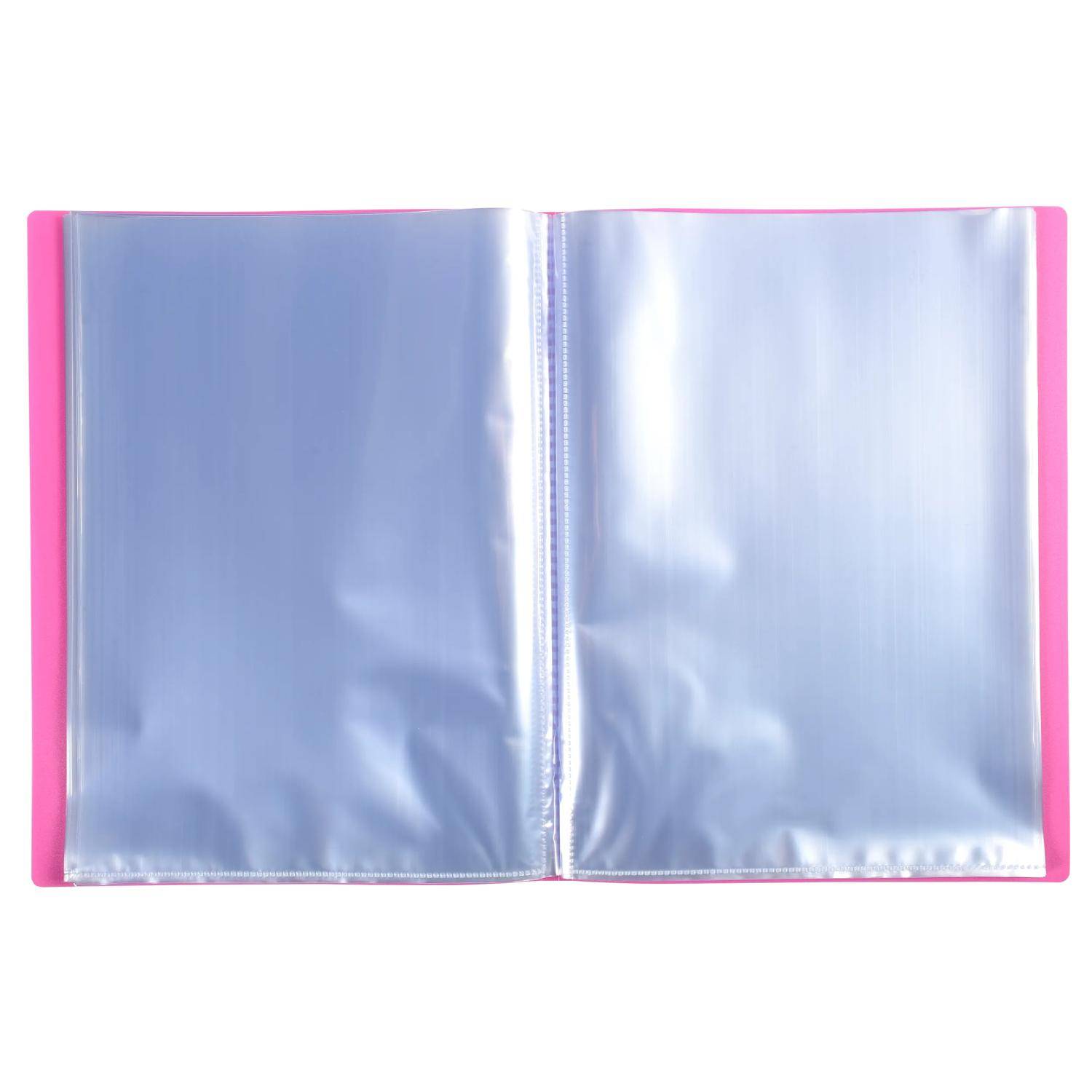 Offener rosa Ordner oder Fotoalbum mit zwei transparenten Kunststoffhüllen auf weißem Hintergrund.