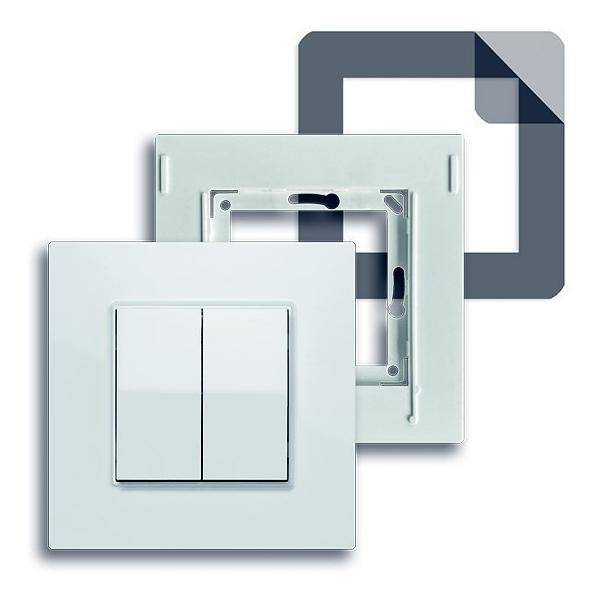 Ein Diagramm, das einen weißen Doppel-Lichtschalter mit seinem Rahmen, seinen Teilen und einem Montage-Symbol zeigt, der die Installationsschritte veranschaulicht.