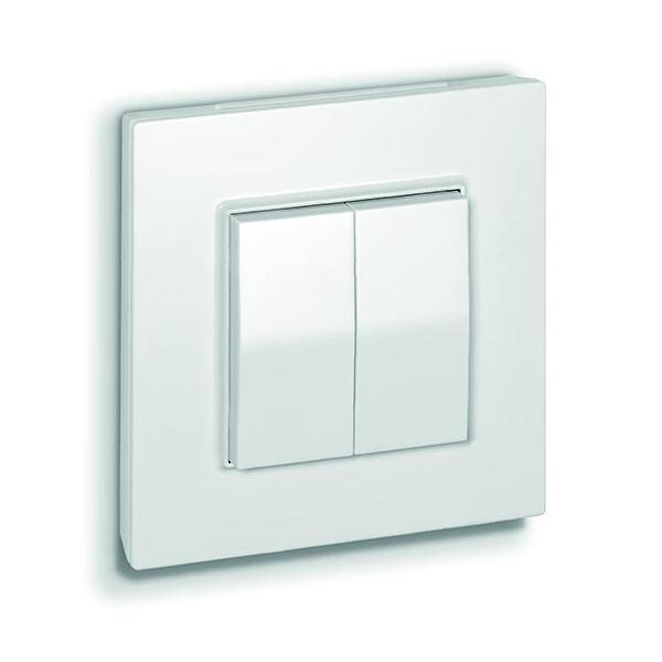 Ein weißer Doppellichtschalter, der an einer Wand montiert ist, wobei beide Schalter in der Ausgeschaltet-Position sind.